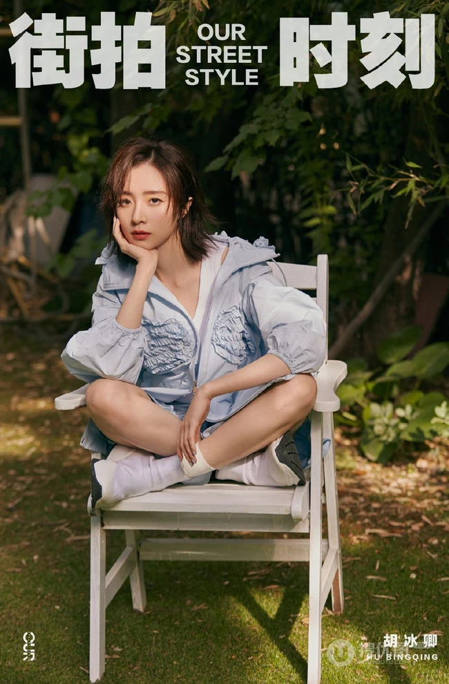 胡冰卿微卷短发清凉街拍美照，夏日阳光下的胡冰卿个性柔美