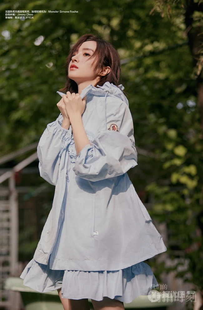 胡冰卿微卷短发清凉街拍美照，夏日阳光下的胡冰卿个性柔美