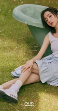 胡冰卿微卷短发清凉街拍美照，夏日阳光下的胡冰卿个性柔美