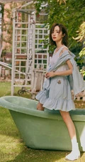胡冰卿微卷短发清凉街拍美照，夏日阳光下的胡冰卿个性柔美