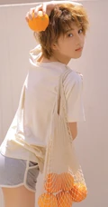 李凯馨手拿橙子清新夏日短裤写真，最新款金色短发更显清爽靓丽