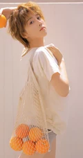 李凯馨手拿橙子清新夏日短裤写真，最新款金色短发更显清爽靓丽