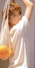 李凯馨手拿橙子清新夏日短裤写真，最新款金色短发更显清爽靓丽