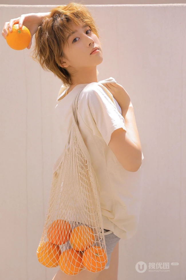 李凯馨手拿橙子清新夏日短裤写真，最新款金色短发更显清爽靓丽