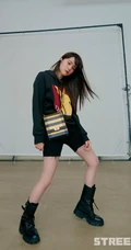 欧阳娜娜酷酷街头潮流风黑色卡通T恤，紧身裤好看写真美照