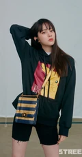 欧阳娜娜酷酷街头潮流风黑色卡通T恤，紧身裤好看写真美照