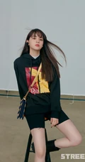 欧阳娜娜酷酷街头潮流风黑色卡通T恤，紧身裤好看写真美照