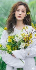 李一桐时尚烫发长发发型，现身户外青草地唯美写真图片