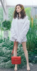 李一桐时尚烫发长发发型，现身户外青草地唯美写真图片
