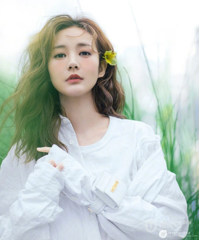 李一桐时尚烫发长发发型，现身户外青草地唯美写真图片