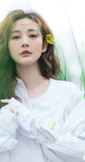 李一桐时尚烫发长发发型，现身户外青草地唯美写真图片