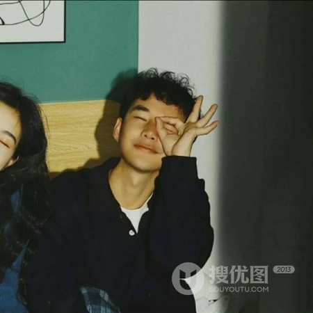 浪漫的电影片段，港式的复古风格，情侣头像真人一人一半配对图片