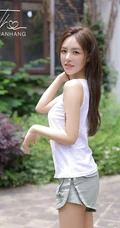 手臂有小纹身图案的漂亮好看长发女生小姐姐白衫短裤街拍图片