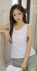 手臂有小纹身图案的漂亮好看长发女生小姐姐白衫短裤街拍图片