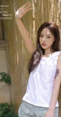 手臂有小纹身图案的漂亮好看长发女生小姐姐白衫短裤街拍图片