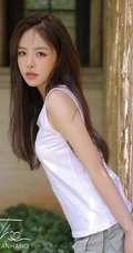 手臂有小纹身图案的漂亮好看长发女生小姐姐白衫短裤街拍图片