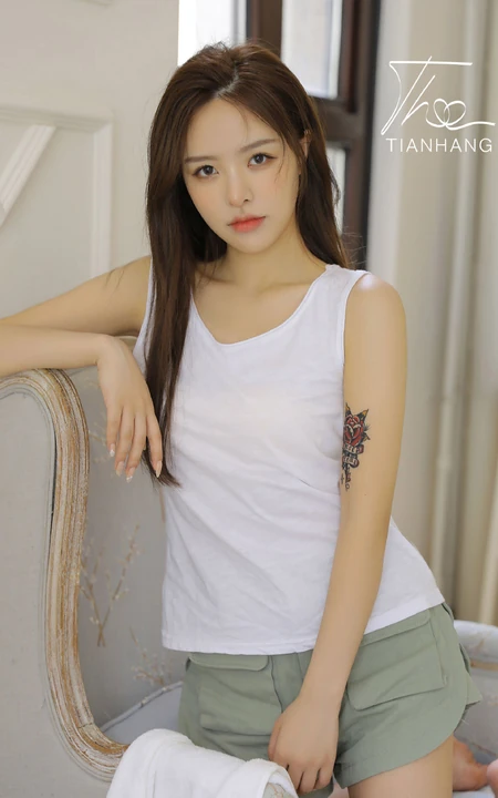 手臂有小纹身图案的漂亮好看长发女生小姐姐白衫短裤街拍图片