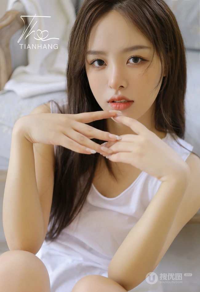 手臂有小纹身图案的漂亮好看长发女生小姐姐白衫短裤街拍图片