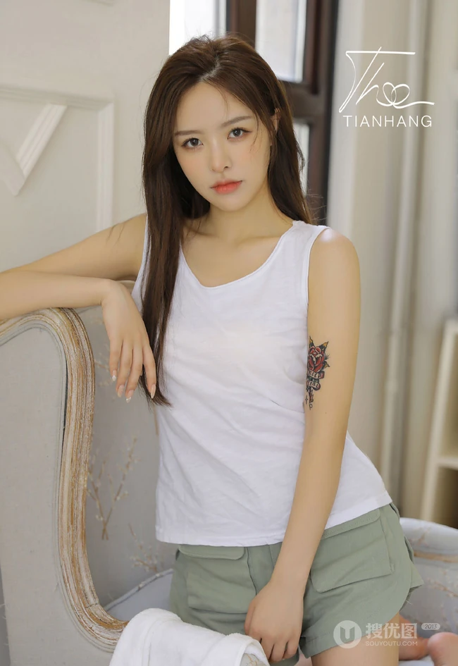 手臂有小纹身图案的漂亮好看长发女生小姐姐白衫短裤街拍图片