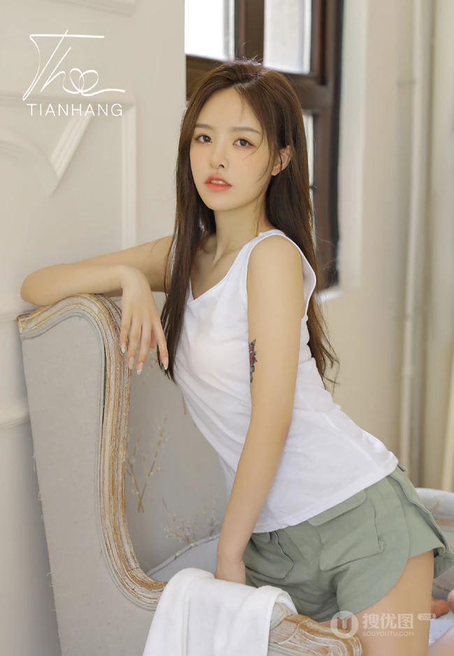 手臂有小纹身图案的漂亮好看长发女生小姐姐白衫短裤街拍图片