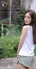手臂有小纹身图案的漂亮好看长发女生小姐姐白衫短裤街拍图片