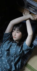 红扑扑的漂亮小脸蛋，浅粉甜美纯真女生清新治愈室内写真图片