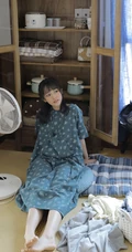 红扑扑的漂亮小脸蛋，浅粉甜美纯真女生清新治愈室内写真图片
