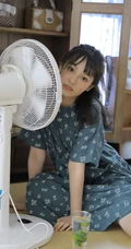 红扑扑的漂亮小脸蛋，浅粉甜美纯真女生清新治愈室内写真图片