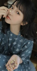 红扑扑的漂亮小脸蛋，浅粉甜美纯真女生清新治愈室内写真图片