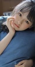 红扑扑的漂亮小脸蛋，浅粉甜美纯真女生清新治愈室内写真图片