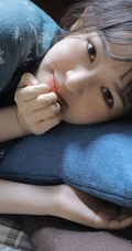 红扑扑的漂亮小脸蛋，浅粉甜美纯真女生清新治愈室内写真图片