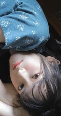 红扑扑的漂亮小脸蛋，浅粉甜美纯真女生清新治愈室内写真图片