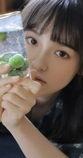 红扑扑的漂亮小脸蛋，浅粉甜美纯真女生清新治愈室内写真图片