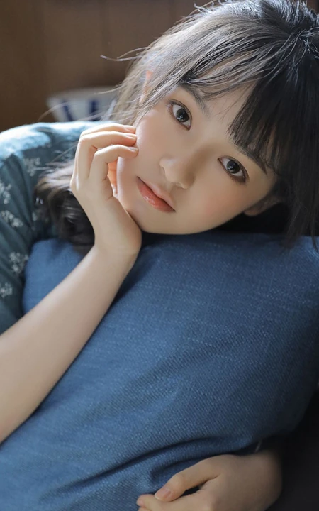红扑扑的漂亮小脸蛋，浅粉甜美纯真女生清新治愈室内写真图片