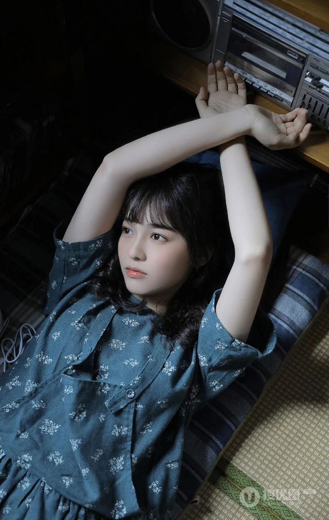 红扑扑的漂亮小脸蛋，浅粉甜美纯真女生清新治愈室内写真图片