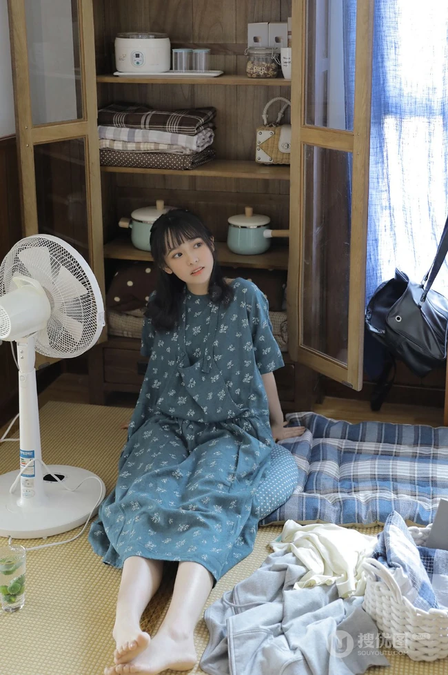 红扑扑的漂亮小脸蛋，浅粉甜美纯真女生清新治愈室内写真图片