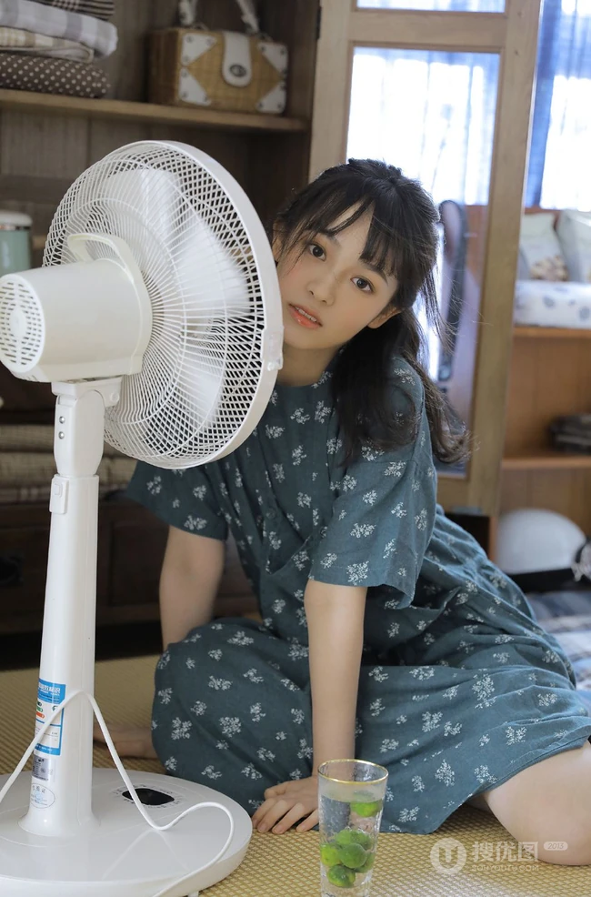 红扑扑的漂亮小脸蛋，浅粉甜美纯真女生清新治愈室内写真图片