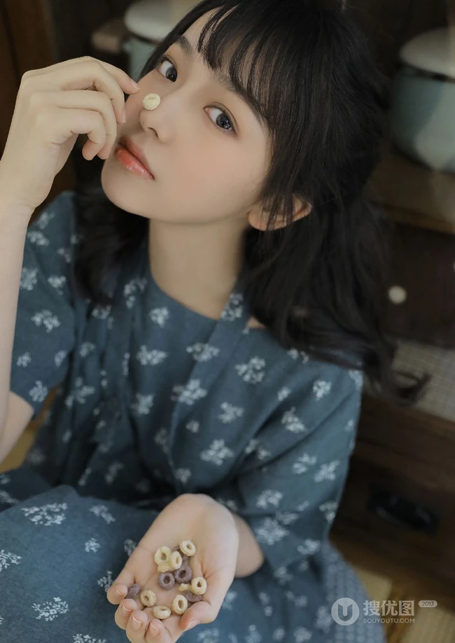 红扑扑的漂亮小脸蛋，浅粉甜美纯真女生清新治愈室内写真图片