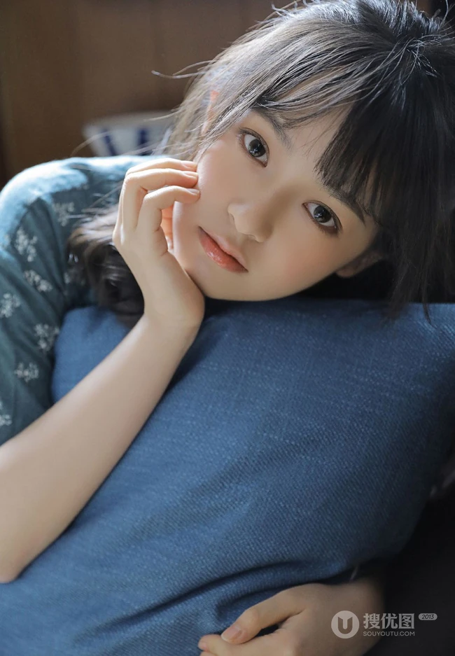 红扑扑的漂亮小脸蛋，浅粉甜美纯真女生清新治愈室内写真图片
