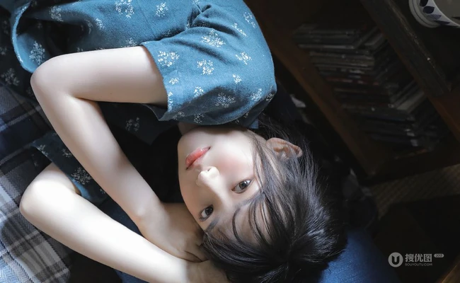 红扑扑的漂亮小脸蛋，浅粉甜美纯真女生清新治愈室内写真图片