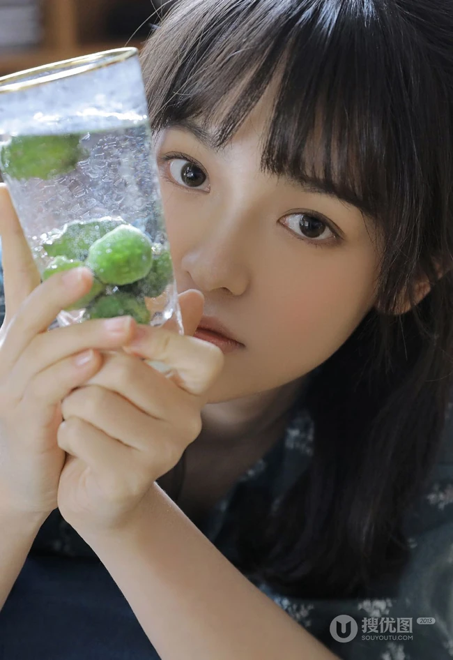红扑扑的漂亮小脸蛋，浅粉甜美纯真女生清新治愈室内写真图片