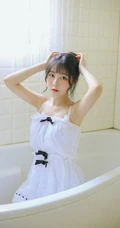 长发，大眼睛，气质甜女生生Joean夜夜肩带衣背心线条感浴室写真