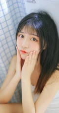 长发，大眼睛，气质甜女生生Joean夜夜肩带衣背心线条感浴室写真