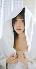 长发，大眼睛，气质甜女生生Joean夜夜肩带衣背心线条感浴室写真