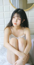 长发，大眼睛，气质甜女生生Joean夜夜肩带衣背心线条感浴室写真