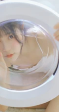 长发，大眼睛，气质甜女生生Joean夜夜肩带衣背心线条感浴室写真
