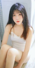长发，大眼睛，气质甜女生生Joean夜夜肩带衣背心线条感浴室写真