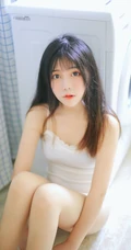长发，大眼睛，气质甜女生生Joean夜夜肩带衣背心线条感浴室写真