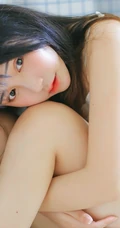 长发，大眼睛，气质甜女生生Joean夜夜肩带衣背心线条感浴室写真