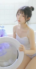 长发，大眼睛，气质甜女生生Joean夜夜肩带衣背心线条感浴室写真